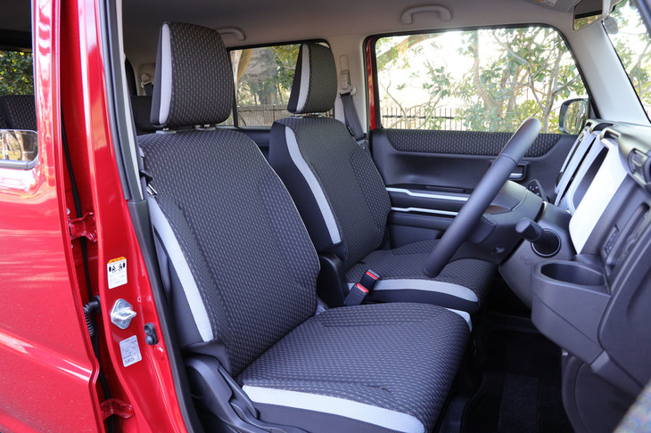 「グレーイッシュホワイト」と呼ばれる試乗車の内装。縞鋼板柄の表皮に、ホワイトのアクセントカラーを組み合わせている。