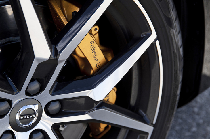 「T8ポールスターエンジニアード」のブレーキキャリパーは、鮮やかなオリジナルカラーで塗られる。