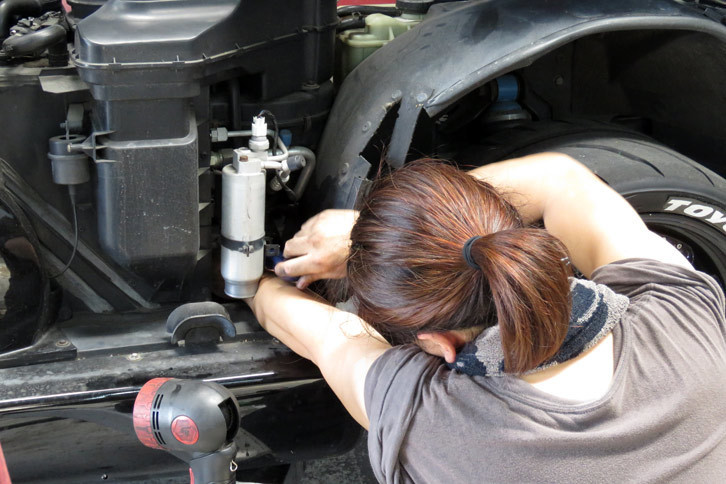 メカさんの無理な姿勢と腕の突っ込み具合から、O2センサーがどれほどややこしい位置に付いていたかをお察しください。