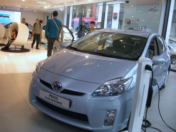「トヨタ・プリウスPHV」もいち早く展示された（2010年10月撮影）。2021年現在はナイキのストアになっている。