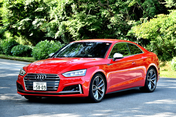 アウディS5クーペ
	ボディーサイズ：全長×全幅×全高＝4705×1845×1365mm／ホイールベース：2675mm／車重：1680kg／駆動方式：4WD／エンジン：3リッターV6 DOHC 24バルブ ターボ／トランスミッション：8段AT／最高出力：354ps（260kW）/5400-6400rpm／最大トルク：500Nm（51.0kgm）/1370-4500rpm／タイヤ：（前）255/35R19 （後）255/35R19／価格：913万円