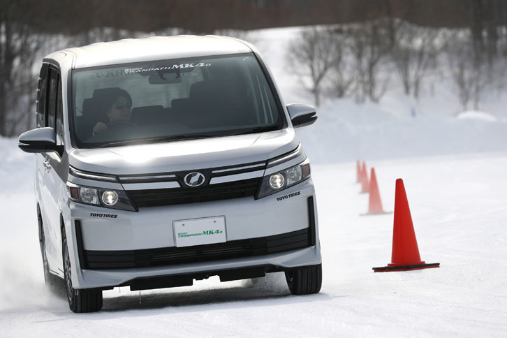 こちらは従来モデルの「ウィンタートランパスMK4α」を履いた「ヴォクシー」（4WD）。