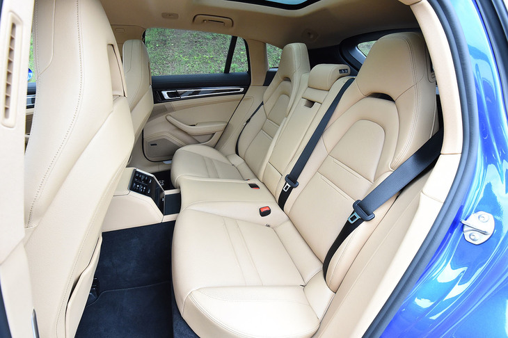 リアシートは3座だが、中央席はあくまで緊急用。座る際にはセンターコンソールをまたぐ必要がある。