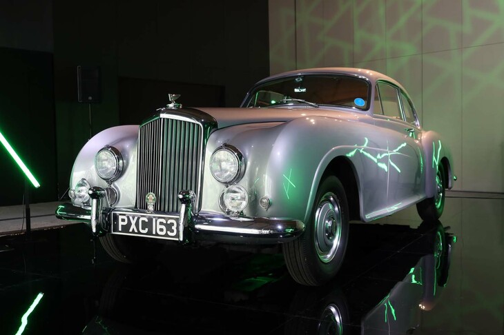 新世代「ベントレー・コンチネンタルGT」の発表会場に展示された、「Rタイプ コンチネンタル」（1955年）。その理念とデザインは、2003年に登場した初代コンチネンタルGTの開発に影響を与えたとされている。