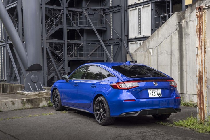 WLTCモードの燃費値は24.2km/リッター。1.5リッターターボ車の16.3km/リッターには大差をつけており、しかも「e：HEV」はレギュラーガソリン仕様だ。