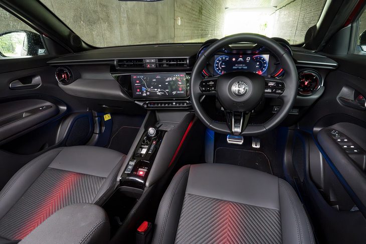 インストゥルメントパネルはセンターディスプレイをグイッとドライバー側に向けたレーシーなしつらえ。助手席前方を大きくえぐるなど、なかなか凝った造形だ。