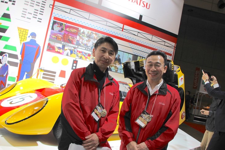 ダイハツ技術研究会の若林道之さん（左）と、渋谷茂伸さん（右）。彼らの脇では、若者たちが熱心に「P-5」の姿をスマートフォンなどに収めていた。