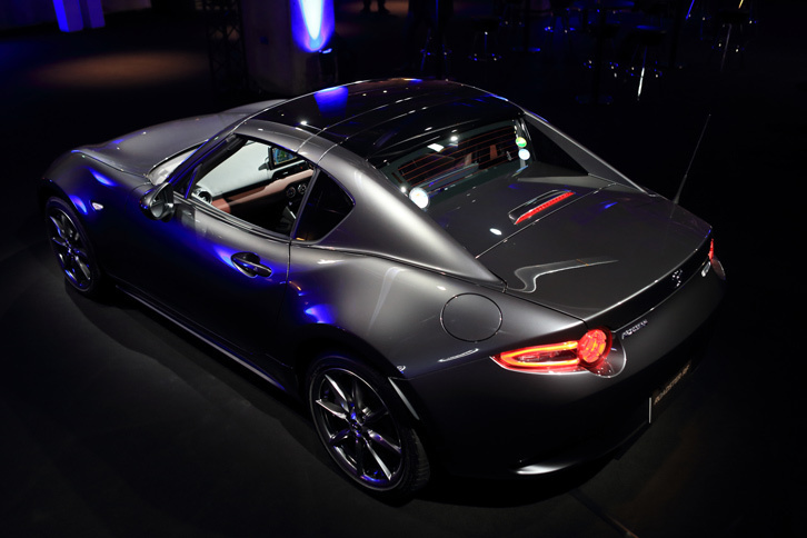 試乗会場の屋内に展示された「ロードスターRF VS」。同グレードには、オプションでピアノブラックの2トーンルーフが用意される。