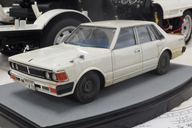 アオシマの1/24「日産セドリック」。型式名430のスタンダード仕様だが、半ば放置された青空駐車車両特有の、サビ混じりの汚れの表現が見事。
