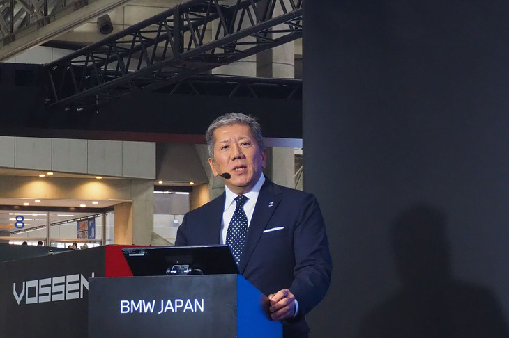 プレスカンファレンスのステージに登壇したBMWジャパンの代表取締役社長 長谷川正敏氏。