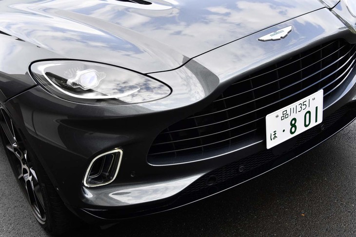 “DBグリル”が与えられたフロントまわり。アストンマーティンのスポーツカーシリーズと同じエレガンスが表現されている。