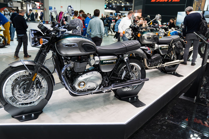 トライアンフ関連では、特別仕様車「ゴールドライン」シリーズも拡充されるという。2021年には「スピードツイン ゴールドライン」のみの展開だったが、2022年モデルではモダンクラシックカテゴリーの8モデルすべてに、職人によるハンドペイントのゴールドラインを含む特別カラーモデルがラインナップされる。写真は、そのゴールドラインシリーズの「ボンネビルT120」（手前）と「ボンネビルT100」（奥）。