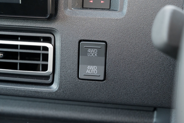ダッシュボードに備わる4WDのスイッチ。CVT仕様の4WD車には前後の駆動力配分を可変制御する電子制御4WDが、「ハイゼット」に設定のあるMT仕様の4WD車には、コンベンショナルなパートタイム4WDが用意される。