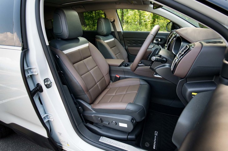 一般的なものよりも高密度のウレタンフォームを採用したという「アドバンストコンフォートシート」。座面と背もたれの中央部分にはさらに15mm分フォームを重ねることで、座り心地を高めている。