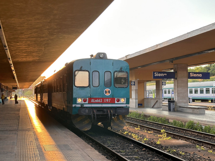 夜8時。シエナ駅に到着したフィアット製「ALn663」型気動車。2023年6月撮影。