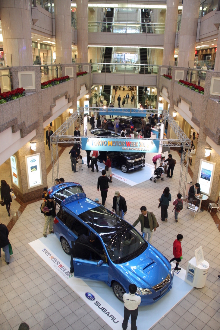 東京ショーの非開催年も、ファンの関心を絶やさないようさまざまな企画が実施された。これは2008年に横浜で開催された東京モーターウィーク。