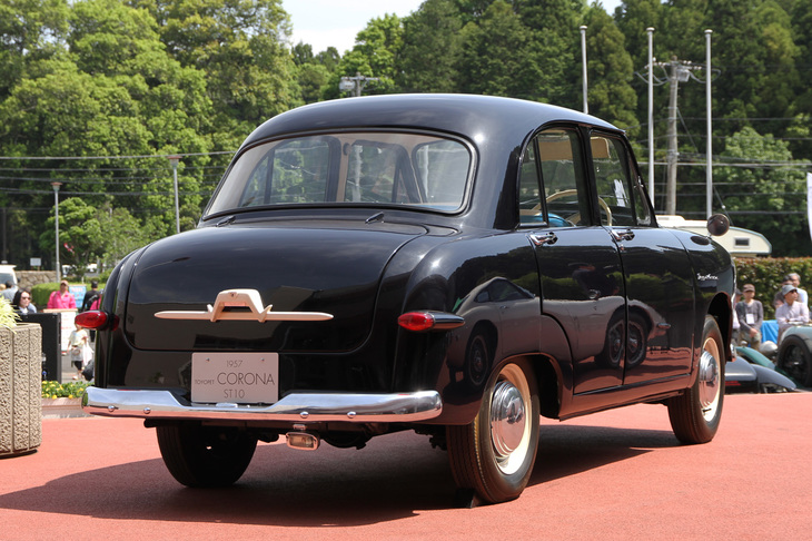 後方から眺めた初代「トヨペット・コロナ」。開発期間を短縮するため、4枚のドアは初代「クラウン」の兄弟車だったタクシー用の中型セダンである「マスター」から流用している。「ダルマ」の俗称で呼ばれた丸みを帯びたスタイリングには、1949～51年のフォードの影響がうかがえる。