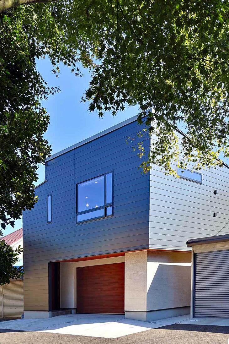 ガレージの外観はシンプルだ。外壁などの色合いにもオーナーのこだわりを感じさせる。