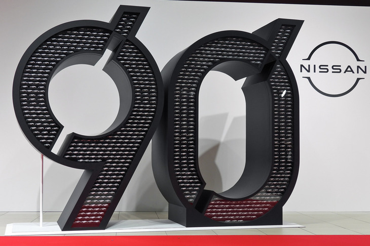 来場者を出迎える大きな「90」のオブジェ。中には日産車のミニカーがぎっしりと並べられていた。