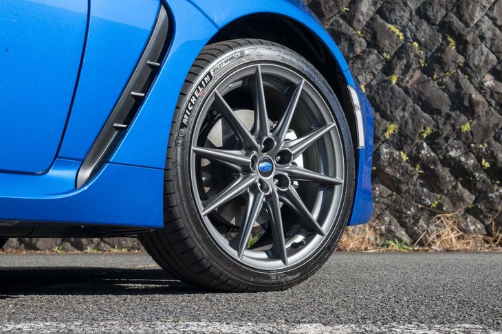 「S」では18インチホイールが標準。ミシュランのハイパフォーマンスタイヤ「パイロットスポーツ4」が組み合わされる。