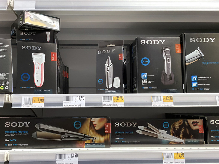 昨今のイタリアの中国系雑貨ショップにおける有名ブランド「SODY」。2022年撮影。