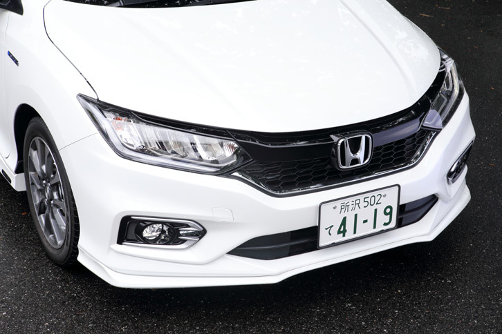 空力パーツなどが装着されたフロントまわり。フロントグリルは、純正では太い横桟がシルバーとなっているが、ホンダアクセスのものは全面が「ベルリナブラック」で塗装されている。