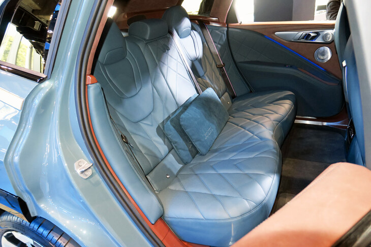 BMW XM（リアシート）