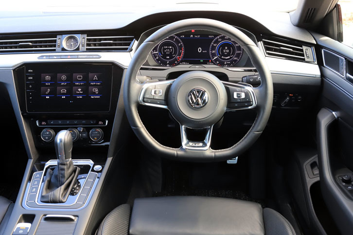 黒を基調としたシックなインストゥルメントパネルまわり。最新のインフォテインメントシステムや、ドライバーの負担を軽減する運転支援システムなど、装備はライバルに負けない充実ぶりを誇ります。