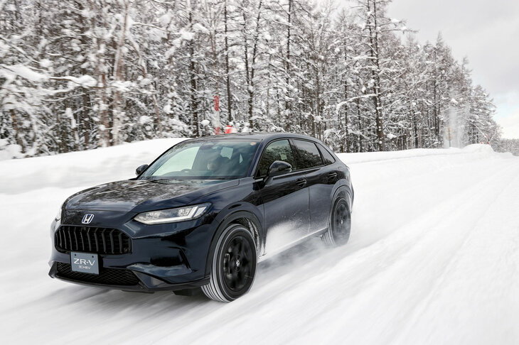 “ユーロコース”と呼ばれる高速ハンドリング路を軽快に走る「ZR-V」。