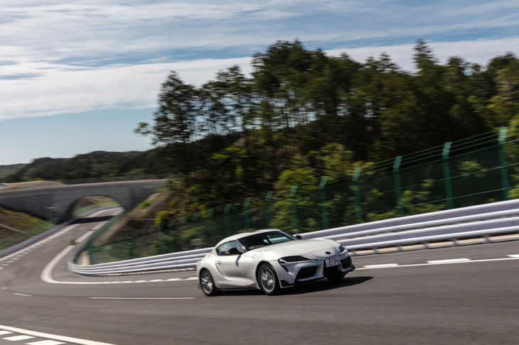 今回試乗が行われたのは、全長5385m、高低差70mという「カントリー路」と呼ばれるコース。上り15％、下り12％という起伏の激しさや連続したS字カーブなど、非常にクルマに厳しいレイアウトとなっている。