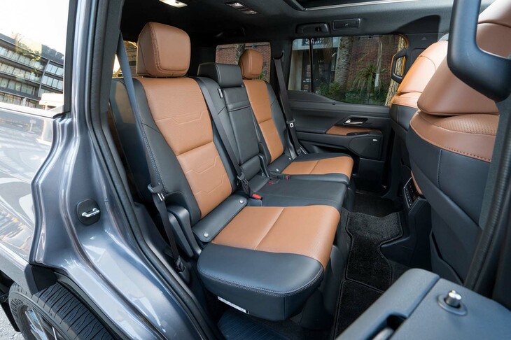 2列目シートも左右席にはシートヒーターを搭載。後席用エアコンや2口のUSBポートなども用意される。