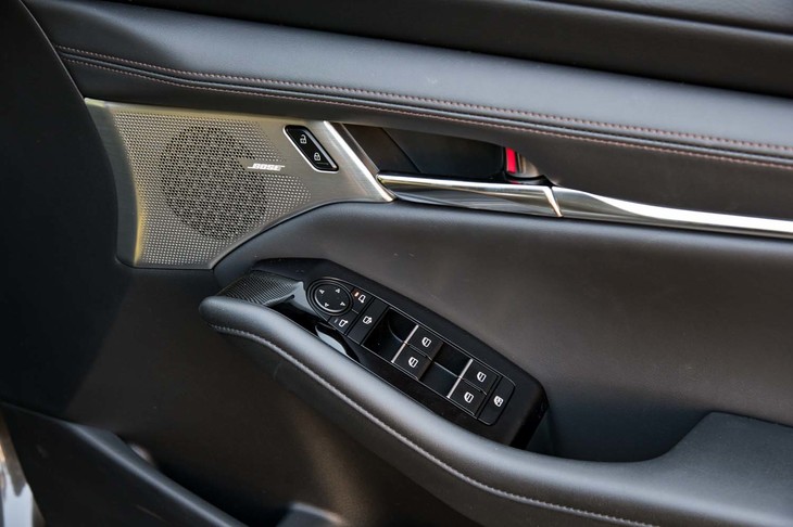 スイッチ類の内部パーツはラバー部品とメタル部品が組み合わされており、快適で活動的な印象を与えるという「ライブリーフィーリング」な操作感を目指したという。