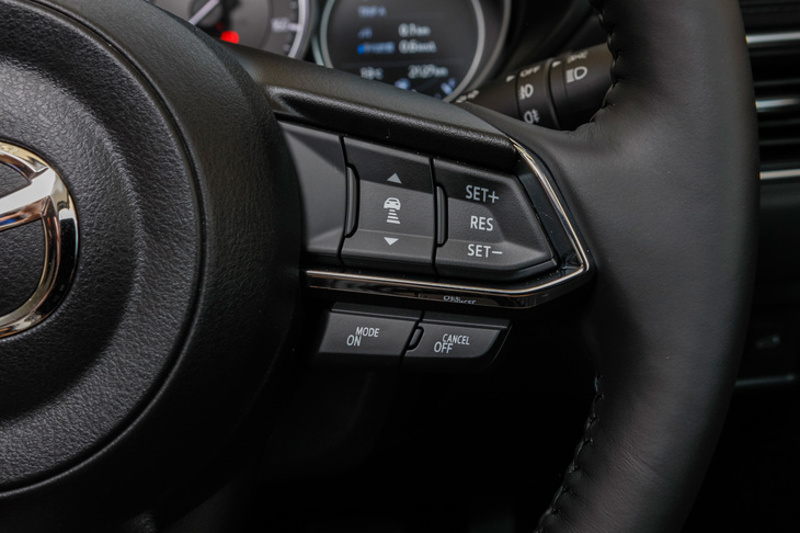 新型のレーダークルーズコントロールステアリングスイッチ。“ON”の文字が加わった。