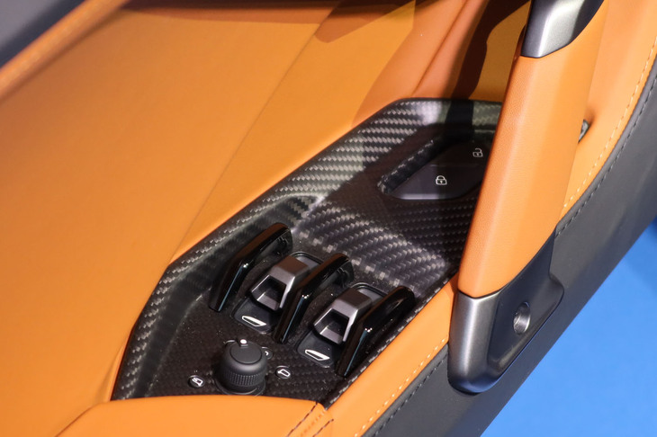 ランボルギーニ・テメラリオ（運転席側ドアのスイッチ）