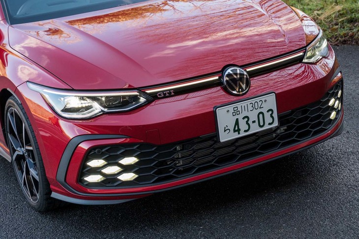 ハニカムパターンのメッシュグリルなどは初代から守られてきた「GTI」ならではのディテールだ。