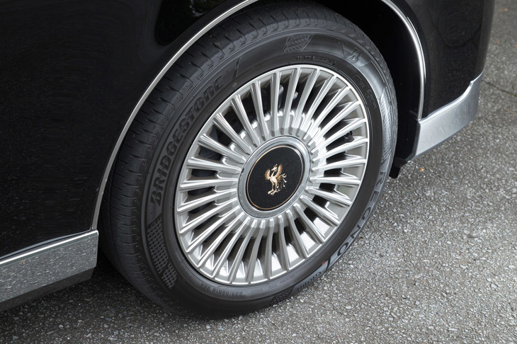 車高を一定に保つ、オートレベリング機構を採用する。タイヤは前後とも225/55R18サイズとなるブリヂストンの「レグノGR001」を装着。ノイズを抑えた「センチュリー」専用モデルとなる。