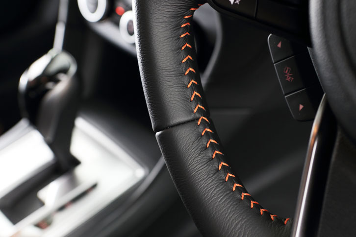 ステアリングホイールの内側にもオレンジステッチが入る。