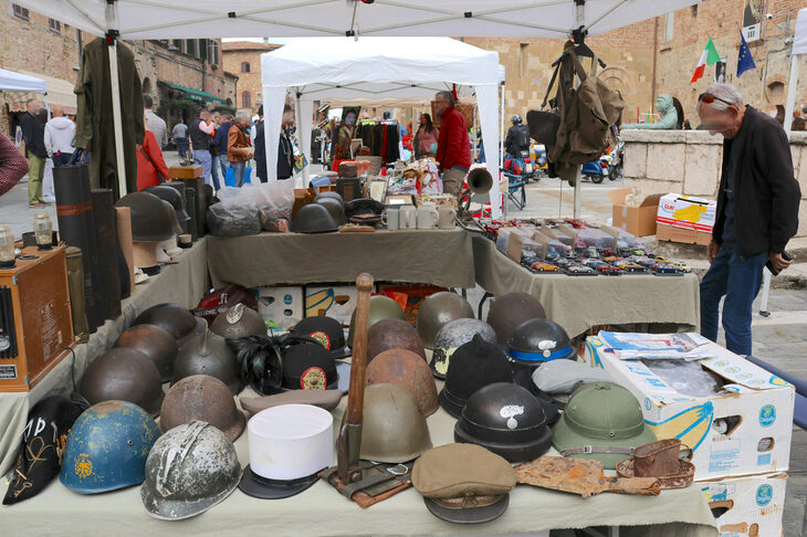 さまざまな軍組織や公安関係者が使用していたヘルメット。