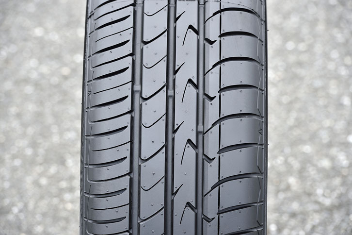 既存の「トランパスmpZ」（右がアウト側）のトレッド面には「Z」型の溝が刻まれている。