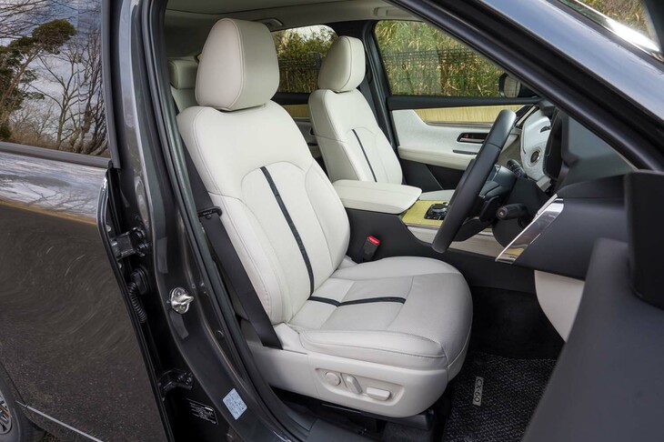 ピュアホワイトのナッパレザーシート。前席には電動調整機構やヒーター／ベンチレーション機能が標準で備わる。