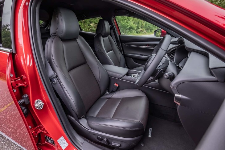 脊柱のS字カーブに沿った形状で設計されたというフロントシート。「Lパッケージ」グレードの運転席には、ドライビングポジションメモリー機能付きの10ウェイパワーシートが装備されている。