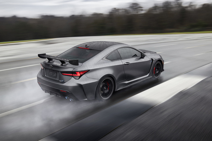 固定式となる専用カーボンリアウイングを採用する「RC F“パフォーマンスパッケージ”」。0-60マイル加速は4.0秒と発表されている。