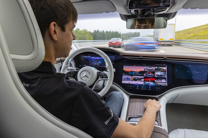 前方に「Cクラス」が割り込んできたときの車内の様子（ウインドスクリーンの向こうを参照）。ドライバーは何事もなかったかのようにウェブサイトの閲覧を楽しんでいる。