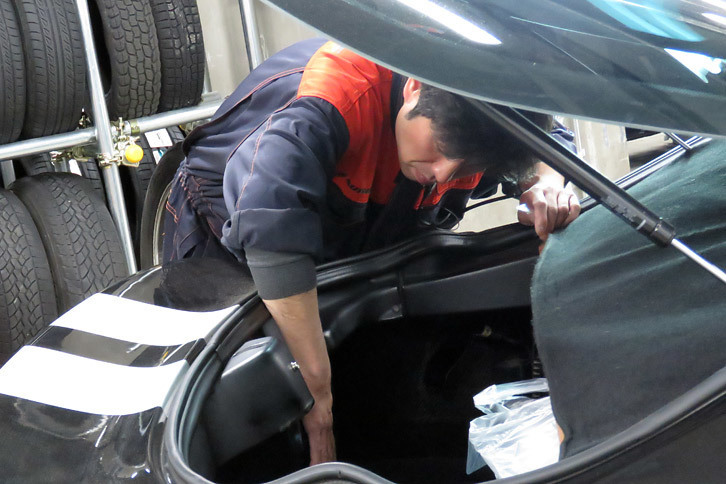 クルマの周囲をまわりながら、各スピーカーからちゃんと音が出ているかを確かめるスタッフ氏。