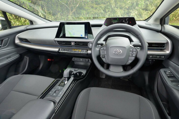 上級内装仕様を選ぶと2リッターの「G」グレードと同等の仕立てとなる。標準内装仕様との差額は2090円/月（3年契約の場合）。