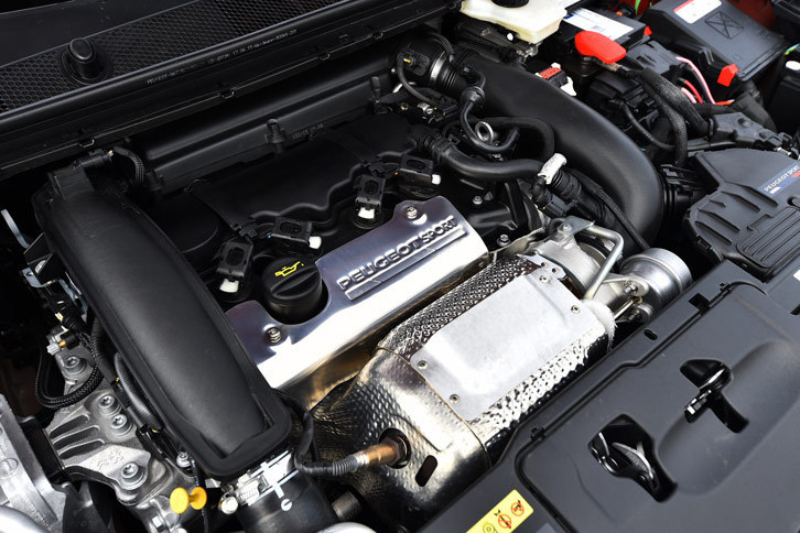 1.6リッター直噴ターボエンジンには、高出力化と耐久性の強化のため、アルミ素材の鍛造ピストンヘッドや耐高熱スチールエキゾーストマニホールド、熱処理を施したシリンダーブロックなどを採用している。