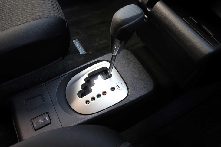 ゲート式シフトレバーの下にはシートヒーターのスイッチを設置。シートヒーターはハイブリッドモデルにだけ、オプション設定されている。