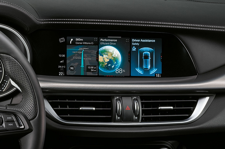 新たに採用されたインフォテインメントシステム。従来のモデルとは異なり、モニターがタッチスクリーンとなったほか、純正ナビゲーションも搭載される。