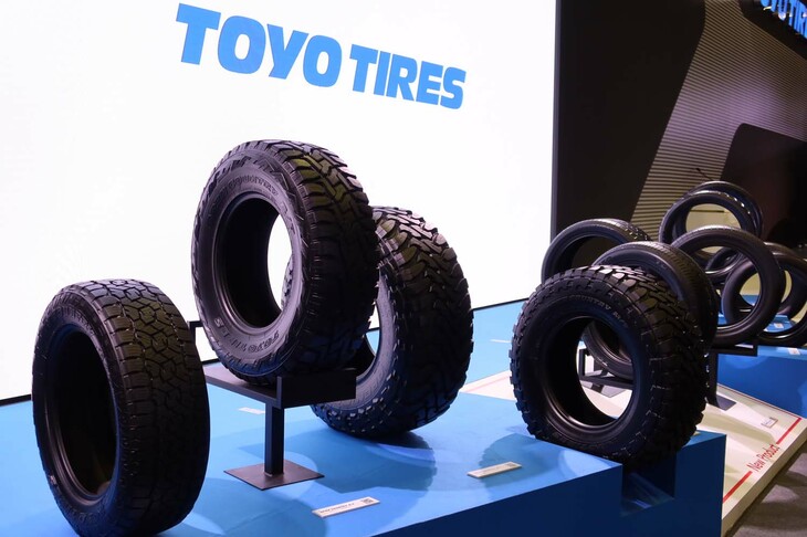 ステージに並んだトーヨータイヤの製品群。