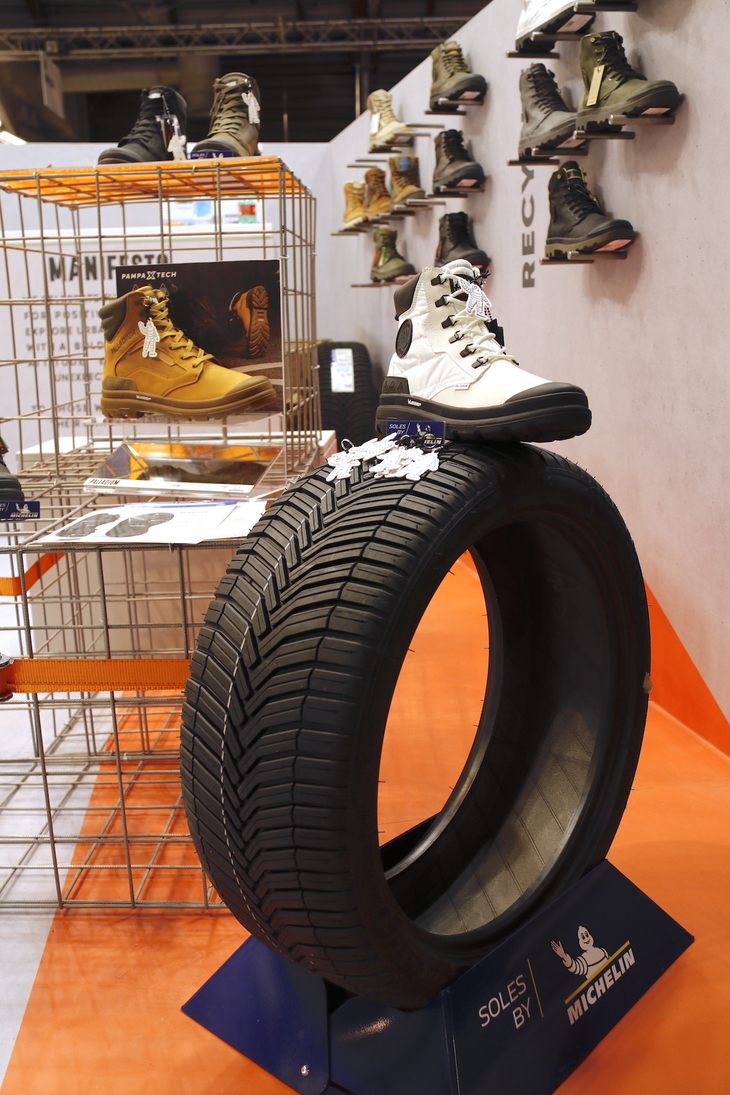 再び大人版たるピッティ・イマージネ・ウオモにて。創業70年を誇る、フランスのパラディウムによる2020/21年秋冬コレクションは、ミシュラン製ソールを前面に展開する。